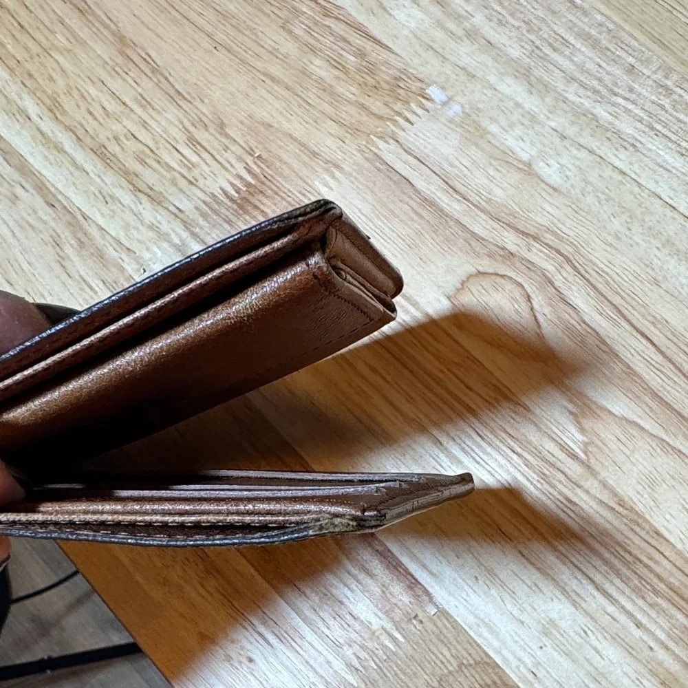 AUTHENTIC Men’s Louis Vuitton Bi-fold